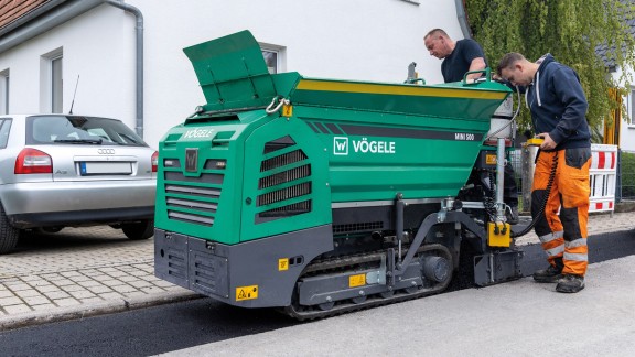 MINI 500 closes narrow ditch on the street