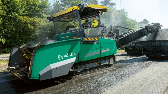 An MT 3000-5 Offset transferring asphalt mix to a paver