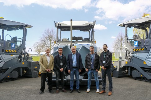Bild zeigt Philipp Wild, Geschäftsführer Juchem Asphaltbau GmbH & Co. KG (zweiter von links), Axel Simonis, Technischer Prokurist (Mitte) und Dirk Juchem, Leitung Abteilung Asphalt (zweiter von rechts), nehmen die neuen Vögele Fertiger in Empfang.