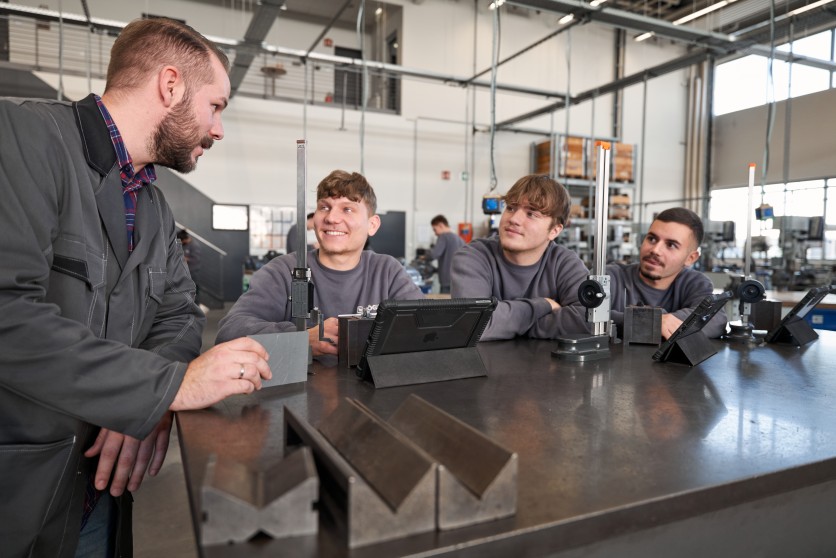 Vögele trainers in personal dialogue with their apprentices