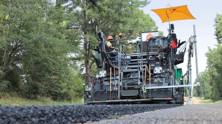 New front-mounted extending screed in operation