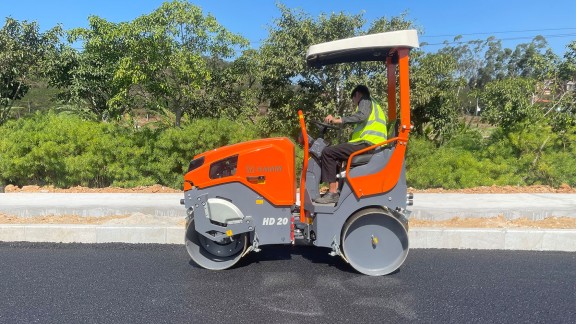 HD 20 compacta asfalto en una carretera