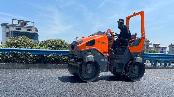 La HD 35 compacta asfalto en una carretera de Asia