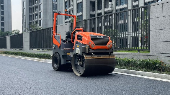 La HD 50 compacta asfalto en una carretera de Asia