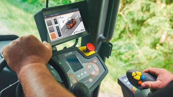 Kabine einer Tandemwalze mit dem Display für die automatisierte Verdichtung mit Smart Compact Pro inklusive Echzeit-Dichtemessung