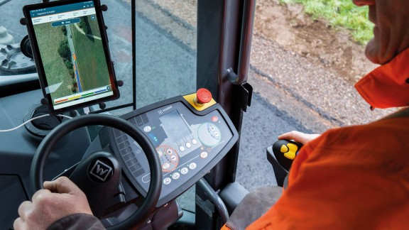 Puesto del conductor: volante y panel de mando