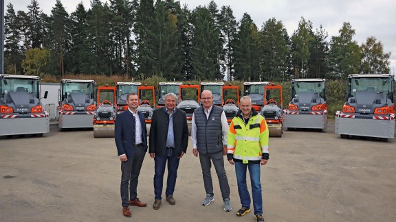 Inhaber Georg Rappl (2.v.l.) mit Markus Bühl (Vertriebsleiter, Wirtgen Deutschland, links), Thomas Weber (Beratung und Verkauf ROAD, Wirtgen Deutschland, 3.v.l.) und Thomas Brosy (Leiter Vertrieb Zentraleuropa, rechts) während der Maschinenübergabe bei der Hamm AG in Tirschenreuth.