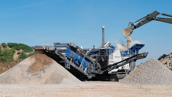 Side view of the impact crusher MOBIREX MR 130(i) PRO in operation