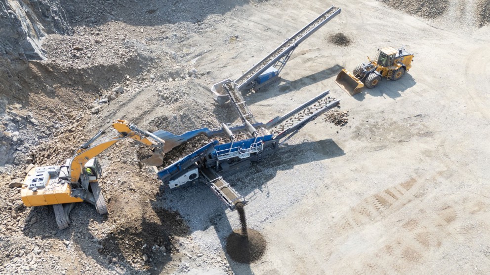 Instalación de criba para canteras, uso combinado con excavadora, pala cargadora sobre ruedas y cinta de vaciadero