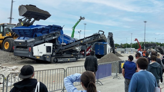Scalping screen MOBISCREEN MSS 502 EVO, impact crusher MOBIREX MR 100 NEO and stockpile conveyor MOBIBELT MBT 20 during the live demo