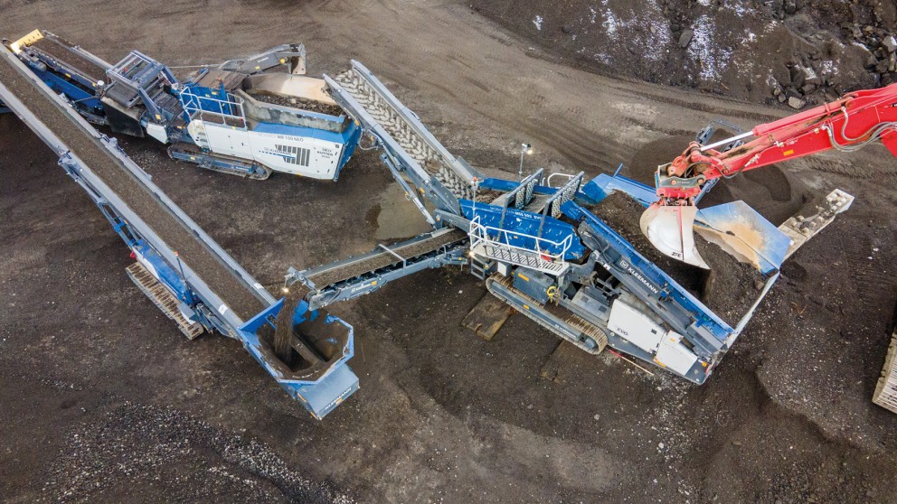 Scalper MOBISCREEN MSS 502 EVO, impact crusher MOBIREX MR 100 NEO and mobile belt conveyor MOBIBELT MBT 20 on the work site