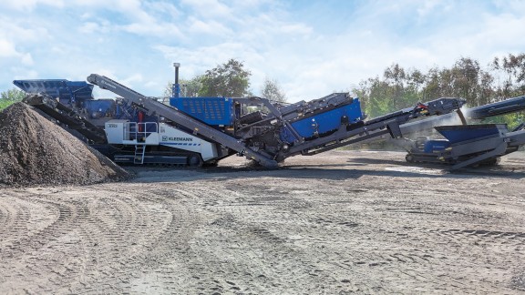 The new MOBIREX MR 130 EVO mobile impact crusher in operation with double-deck post screening unit