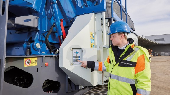 Bediener steht neben dem MOBIREX MR 100 NEO und bedient das System Lock & Turn Quick Access