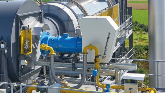 Burner on hot gas generator with RAP drum