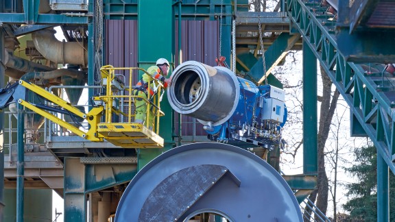 Wood dust burner on a crane for installation on the dryer drum