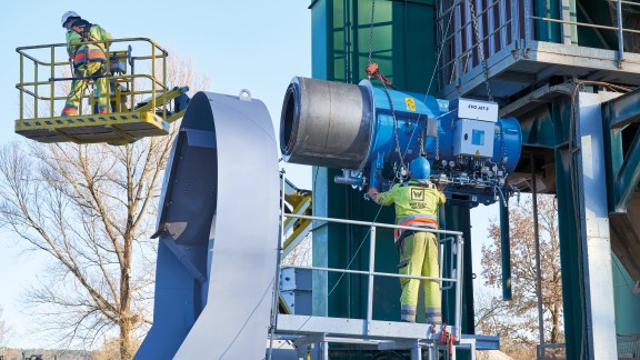Wood dust burner on a crane for installation on the dryer drum