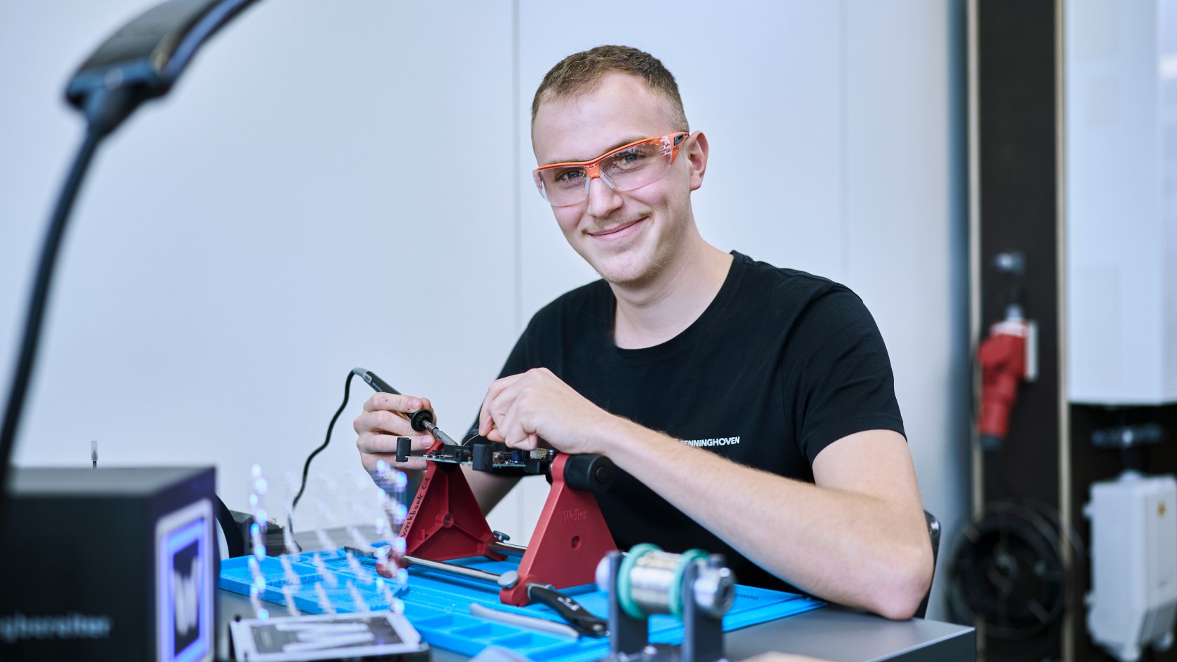 Portrait eines Praktikanten beim Löten in der Lehrwerkstatt Elektro
