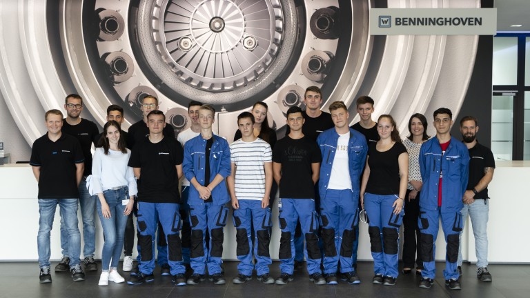 Gruppenbild mit neuen Azubis vor Brennerbild