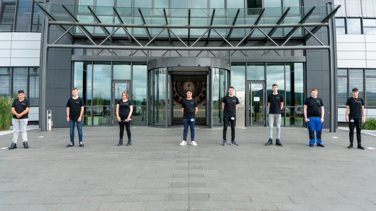 8 neue Azubis vor dem Verwaltungsgebäude Benninghoven