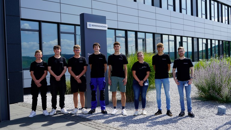 Gruppenfoto mit 8 Azubis vor Verwaltungsgebäude Benninghoven