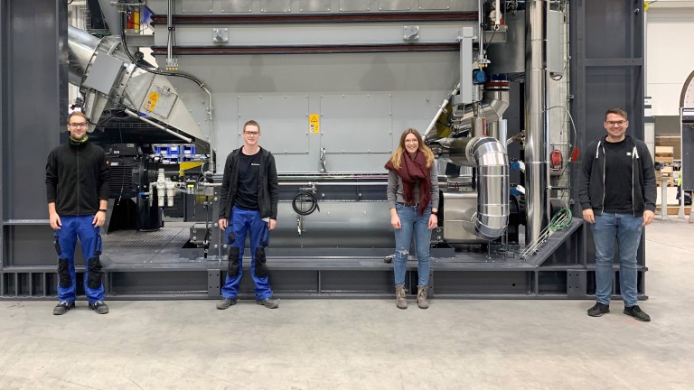 Gruppenfoto mit 4 Preisträgern vor Wiegemischsektion in der Produktion