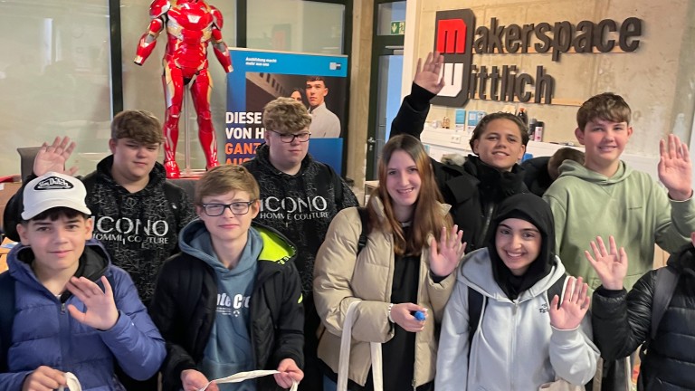 Gruppenfoto mit Schüler vor Makerspace Banner