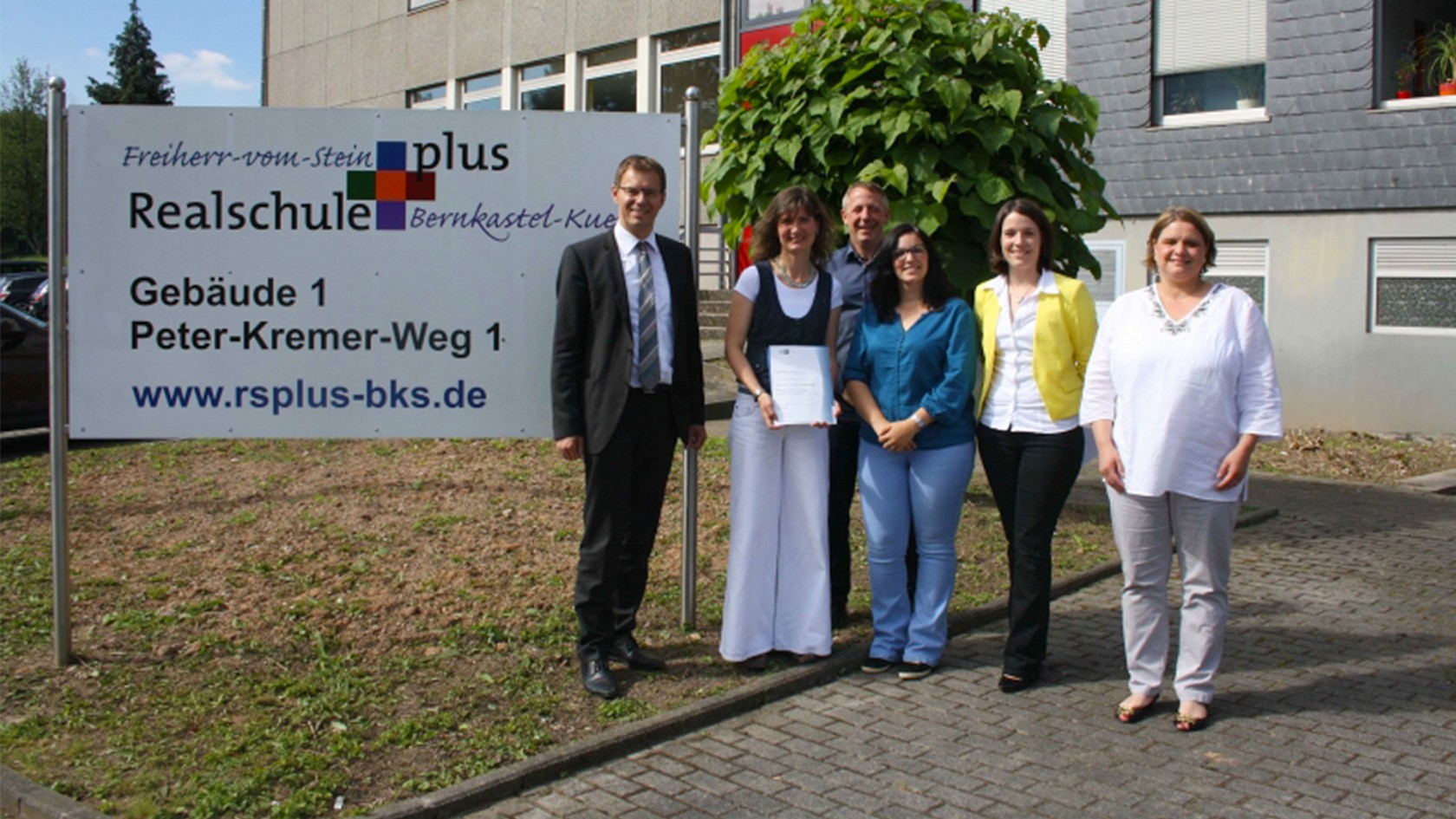 Realschule plus Bernkastel-Kues und BENNINGHOVEN unterzeichnen Kooperationsvertrag.