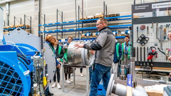 Stefan-Andreas Realschule Plus in Schweich und BENNINGHOVEN unterzeichnen Kooperationsvertrag.