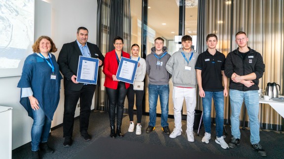 Stefan-Andreas Realschule Plus in Schweich und BENNINGHOVEN unterzeichnen Kooperationsvertrag.