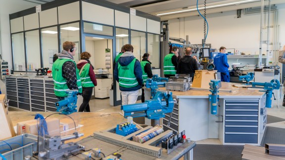 Stefan-Andreas Realschule Plus in Schweich und BENNINGHOVEN unterzeichnen Kooperationsvertrag.