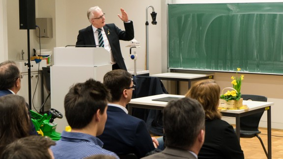 The Stefan-Andreas Realschule Plus in Schweich and BENNINGHOVEN sign a collaboration agreement.