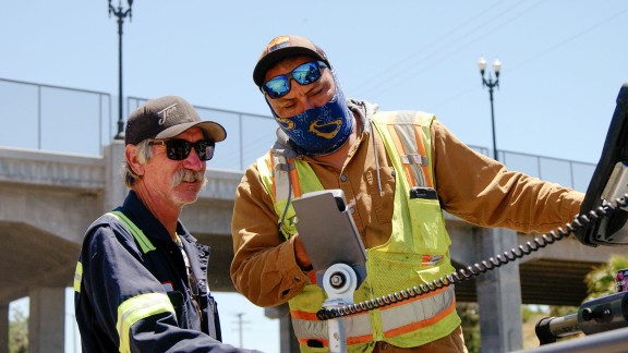 Two Vögele machine operators at the control panel
