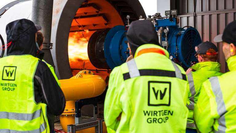 Wirtgen Group Azubis beim Brennerprüfstand