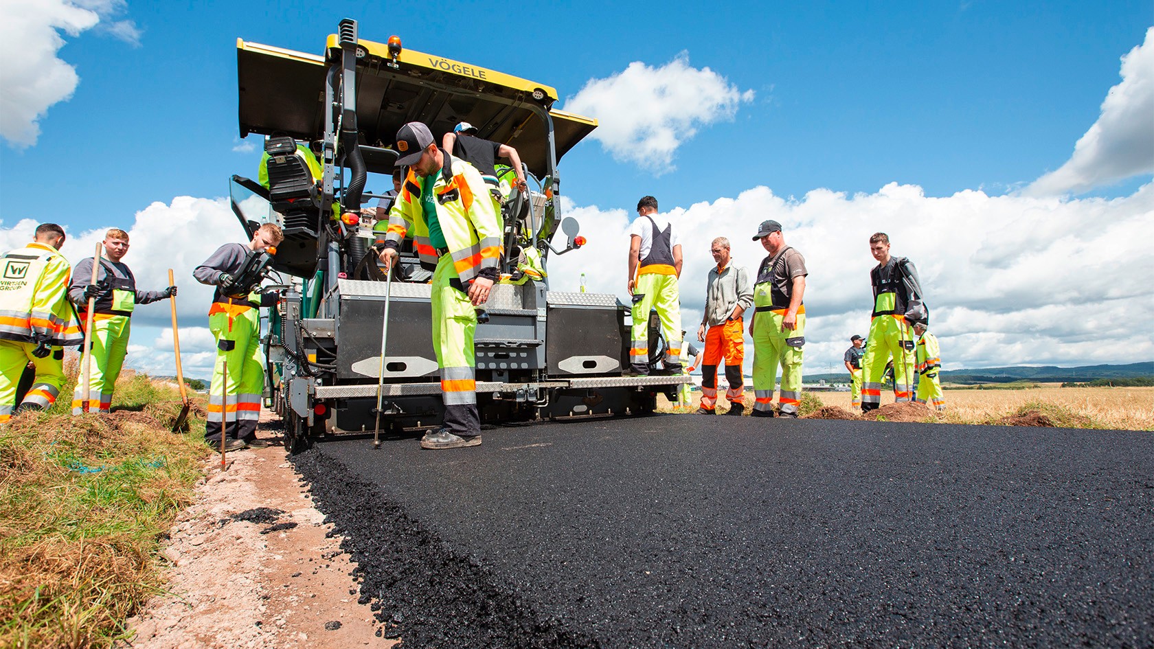 Wirtgen trainees rehabilitate a road with the Vögele road paver