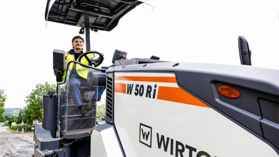 A trainee on a Wirtgen milling machine W 50 Ri.