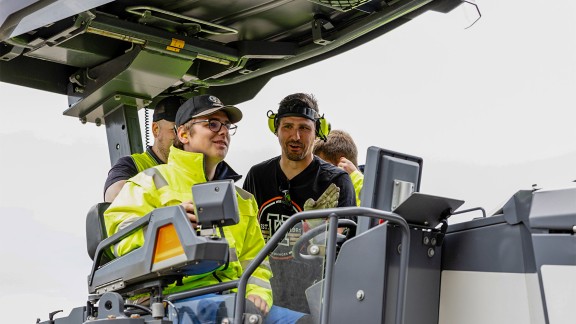 A trainee and an instructor on a Wirtgen milling machine
