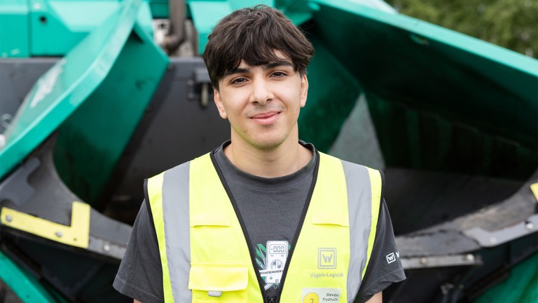 Portrait photo of Steven Frydrych, in training as a warehouse logistics specialist at Vögele