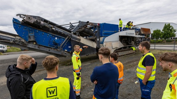 Trainees in front of a Kleemann plant with an instructor explaining its functions.