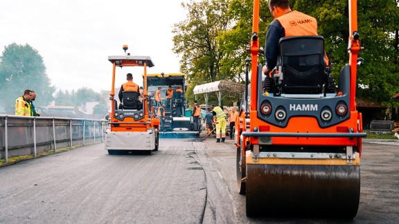 Walzen verdichten eingebauten Asphalt.