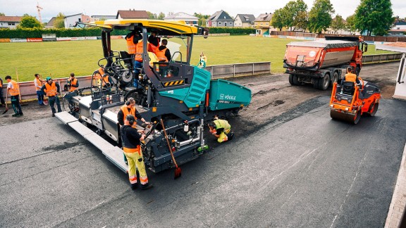 Fertiger baut Asphalt ein.