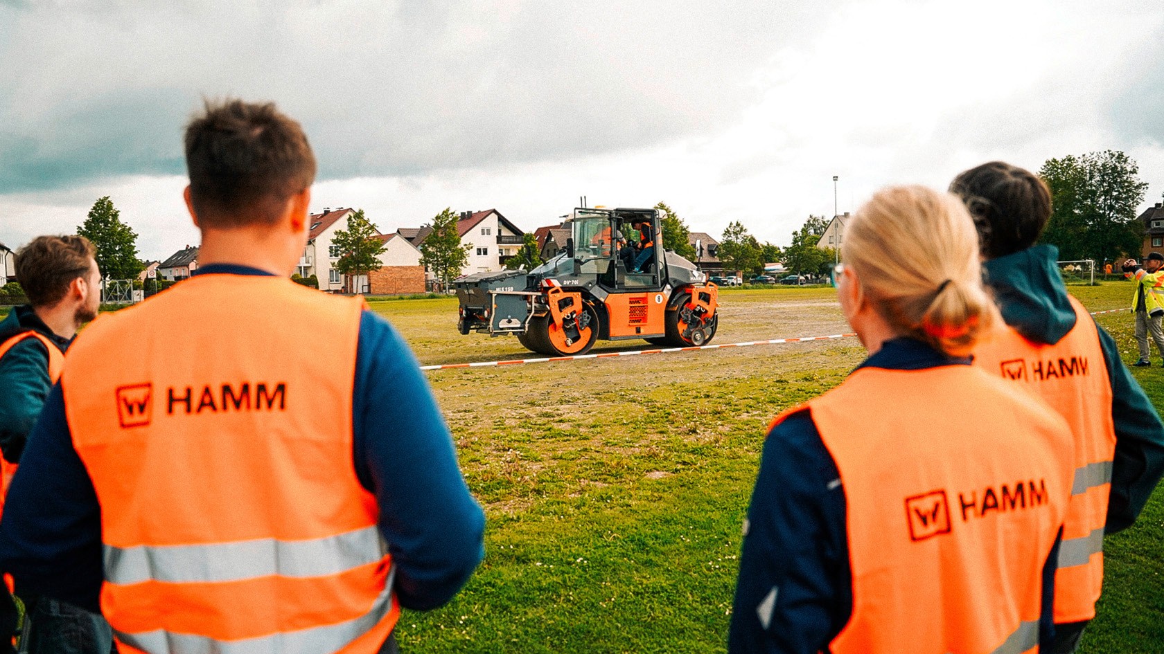 Azubis und Ausbilder auf einer Wirtgen Fräse