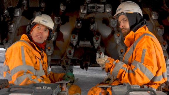 Baba ve oğul Imar Einarson bir kazıma tamburunun önünde