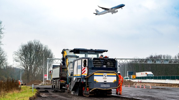 W 220 Fi kazı yaparken, üzerinden bir uçak geçiyor