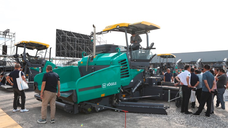 Vögele pavers with visitors