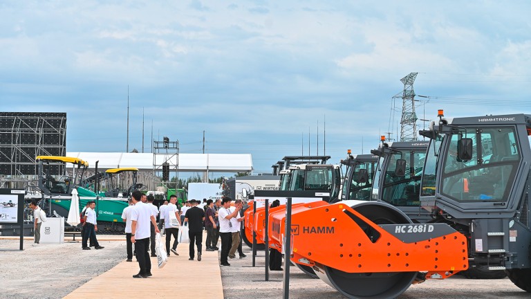 Hamm roller with visitors