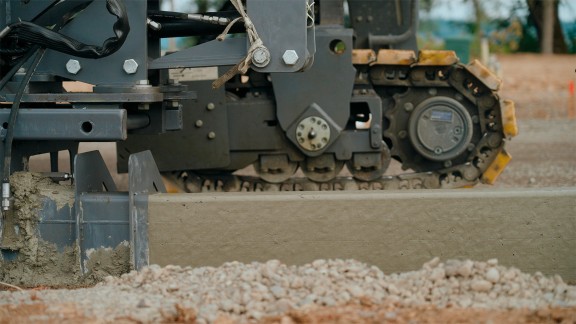 Vue latérale du train de chenilles hydraulique.