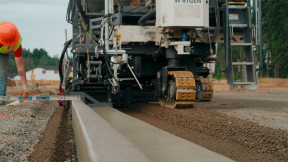 Vue de face de la SP 15i, un travailleur mesure le résultat de la pose.