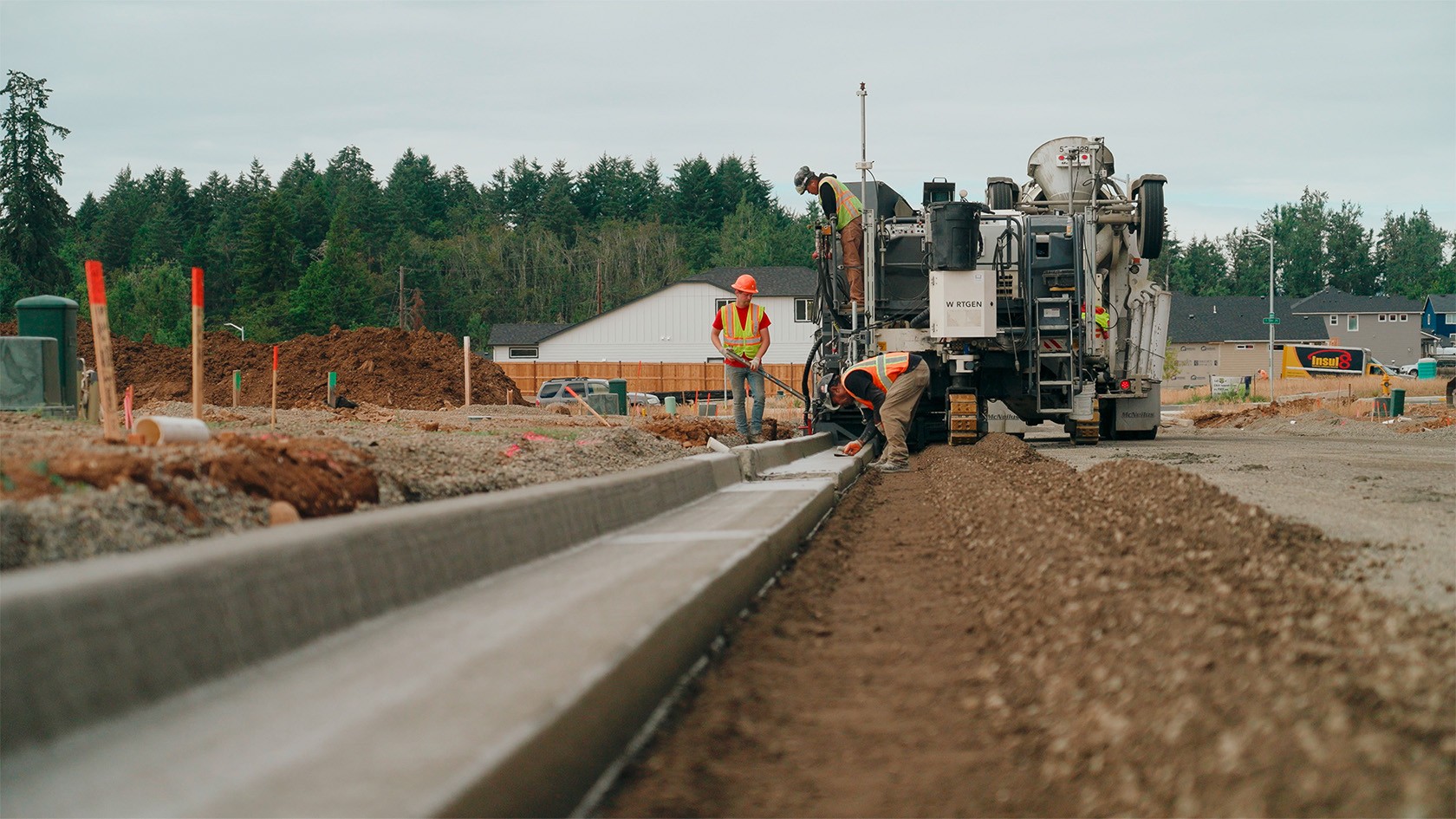 Un travailleur se sert de l’écran graphique de la SP 15i.