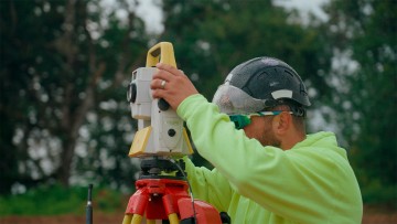 Un travailleur effectue la mesure de contrôle.