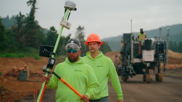 Au premier plan, deux travailleurs avec le Field Rover, au premier plan la SP 15i